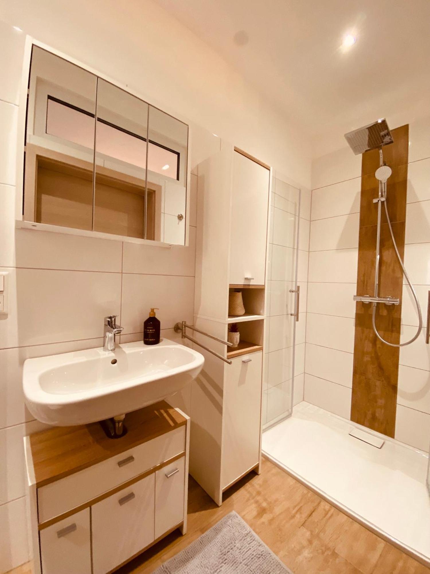 Hochwertige Ferienwohnung Mit 7Qm Balkon, Netflix, Kaffeeautomat, Rainshower Bad Zwickau Eksteriør billede